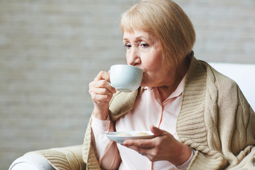 Жена пиеща чай от билки за стрес
