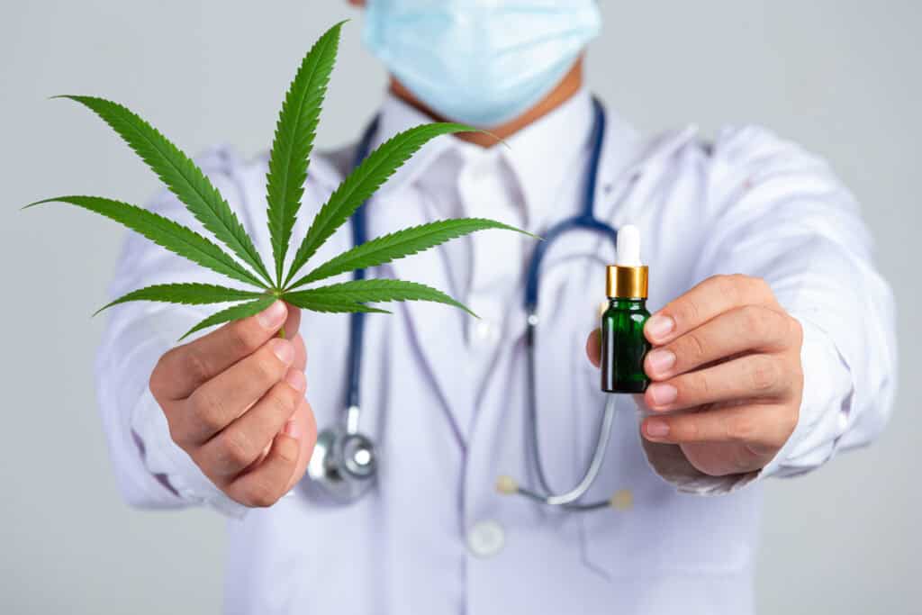 Доктор държи бутилка със CBD